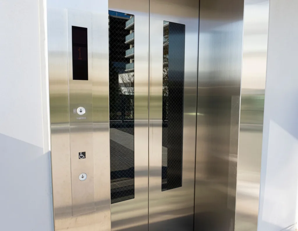 Wie soll man den technischen Zustand von Aufzügen in Wohngebäuden pflegen